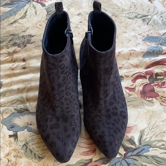 GC Shoes Shoes - Black leopard suede ankle booties, Sz 7